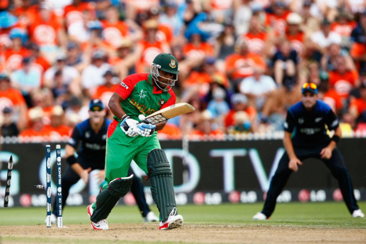 Imrul Kayes loses his off stump, New Zealand v Bangladesh, World Cup 2015, Group A, Hamilton, March 13, 2015