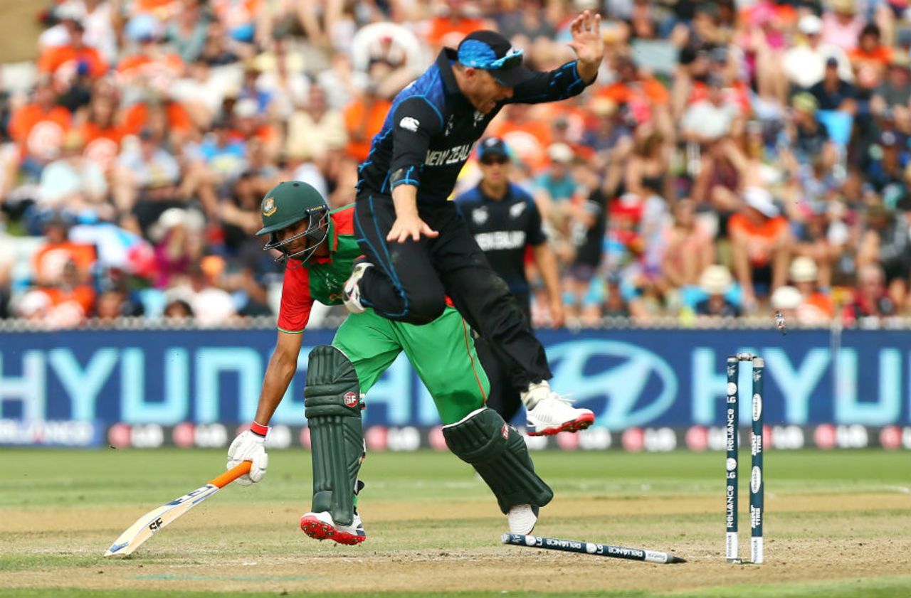 Brendon McCullum jumps to avoid a collision with Mahmudullah, New Zealand v Bangladesh, World Cup 2015, Group A, Hamilton, March 13, 2015