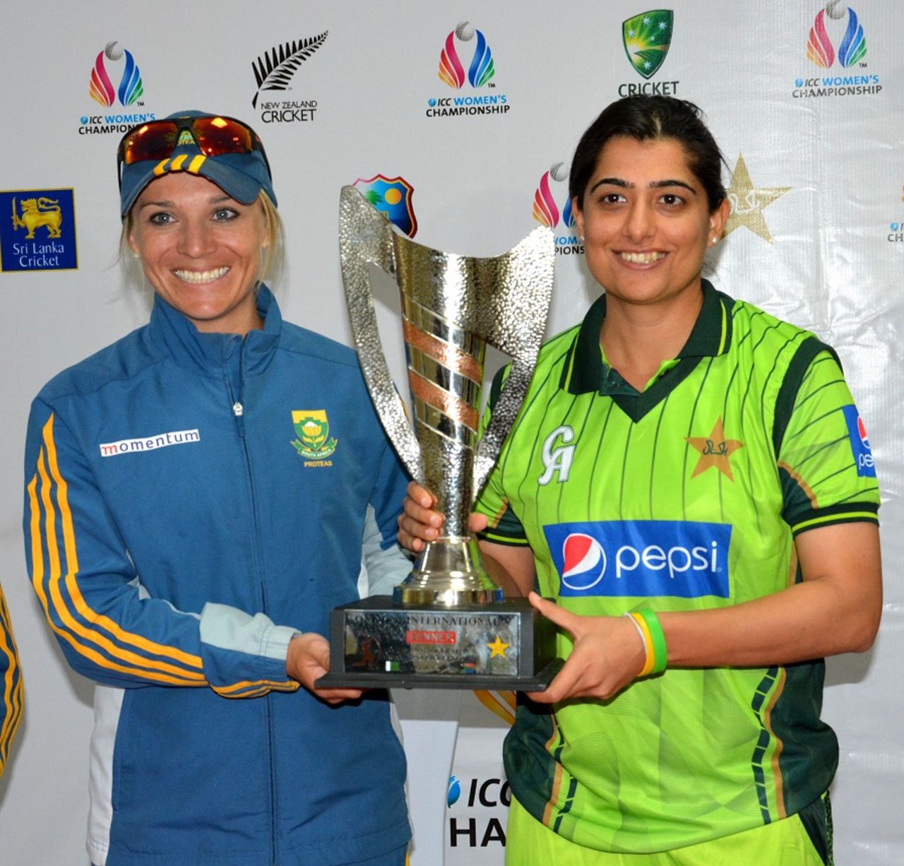 Mignon du Preez and Sana Mir with the trophy, Sharjah, March 13, 2015