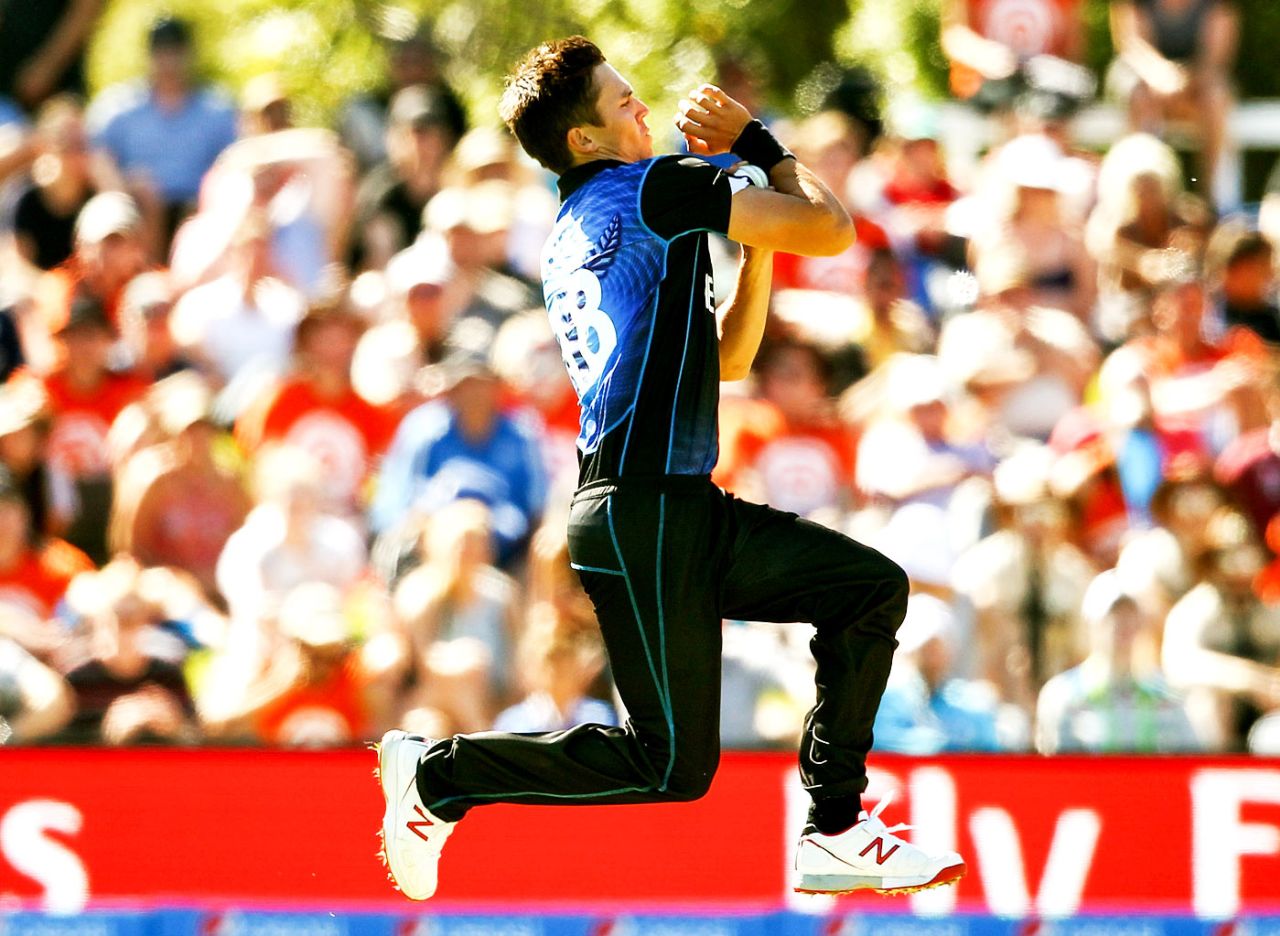 Trent Boult bowls, New Zealand v Scotland, World Cup 2015, Group A, Dunedin, February 17, 2015