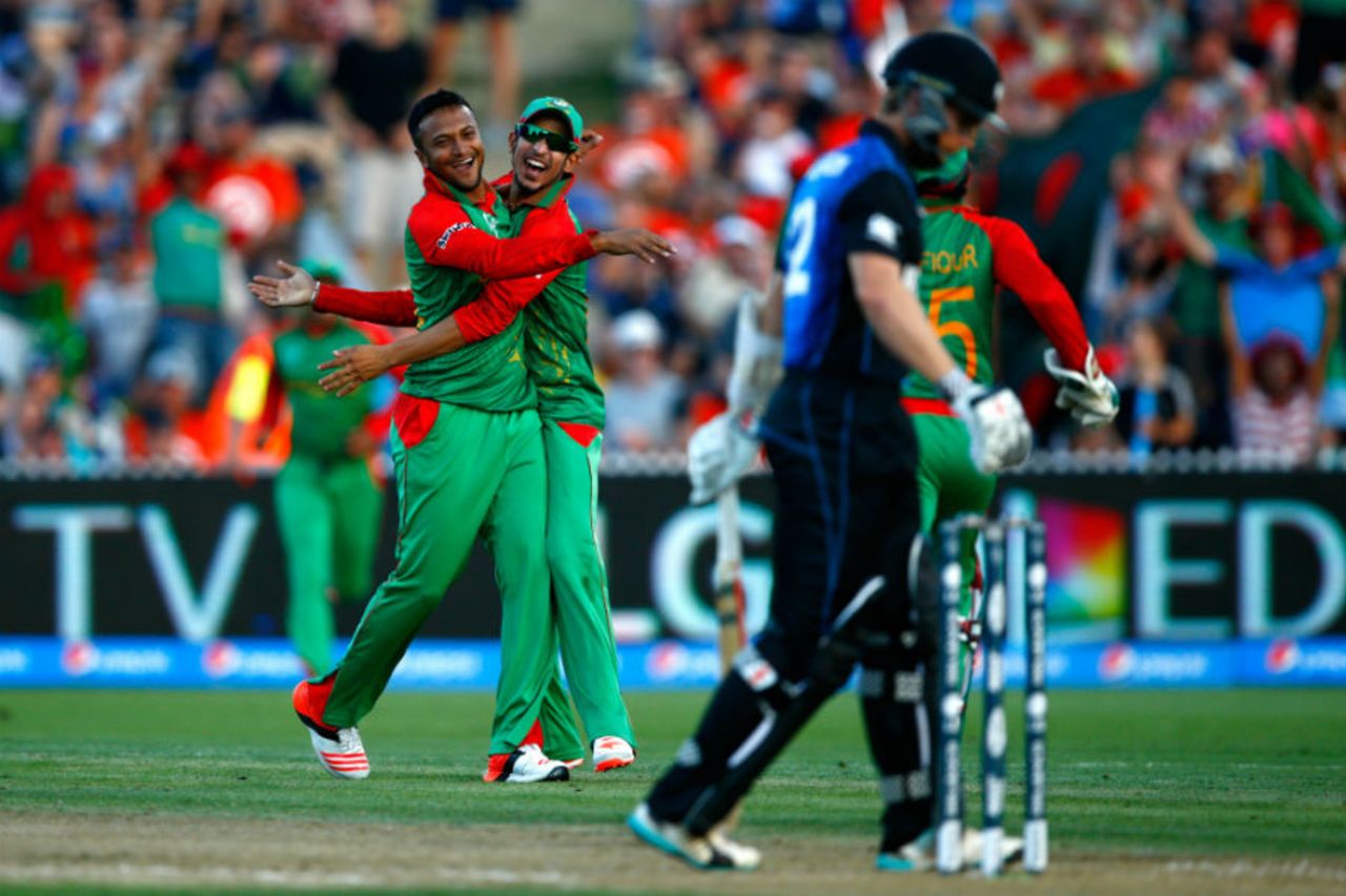 Shakib Al Hasan and Nasir Hossain celebrate the wicket of Kane Williamson, New Zealand v Bangladesh, World Cup 2015, Group A, Hamilton, March 13, 2015