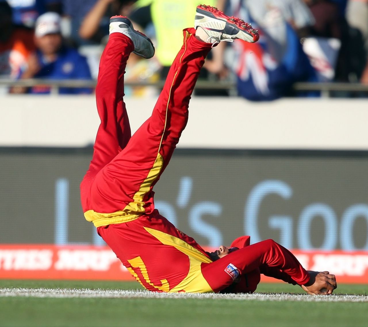 Flip-flop: Sikandar Raza pouches Rohit Sharma, India v Zimbabwe, World Cup 2015, Group B, Auckland, March 14, 2015
