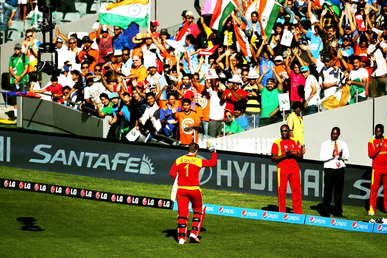 The crowd gives Brendan Taylor a standing ovation , India v Zimbabwe, World Cup 2015, Group B, Auckland, March 14, 2015