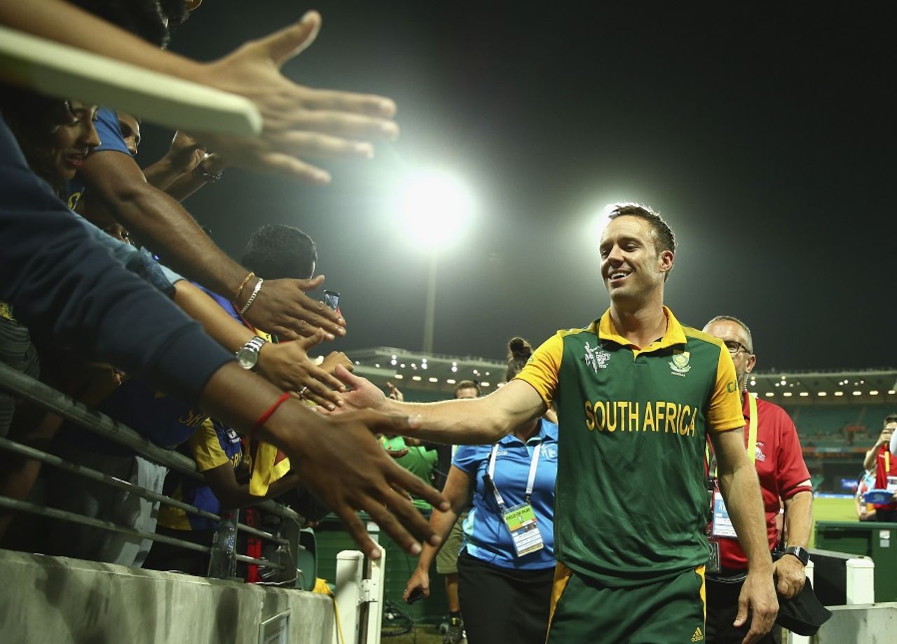 AB de Villiers is a crowd-pleaser even without bat in hand, South Africa v Sri Lanka, World Cup 2015, 1st quarter-final, Sydney, March 18, 2015

