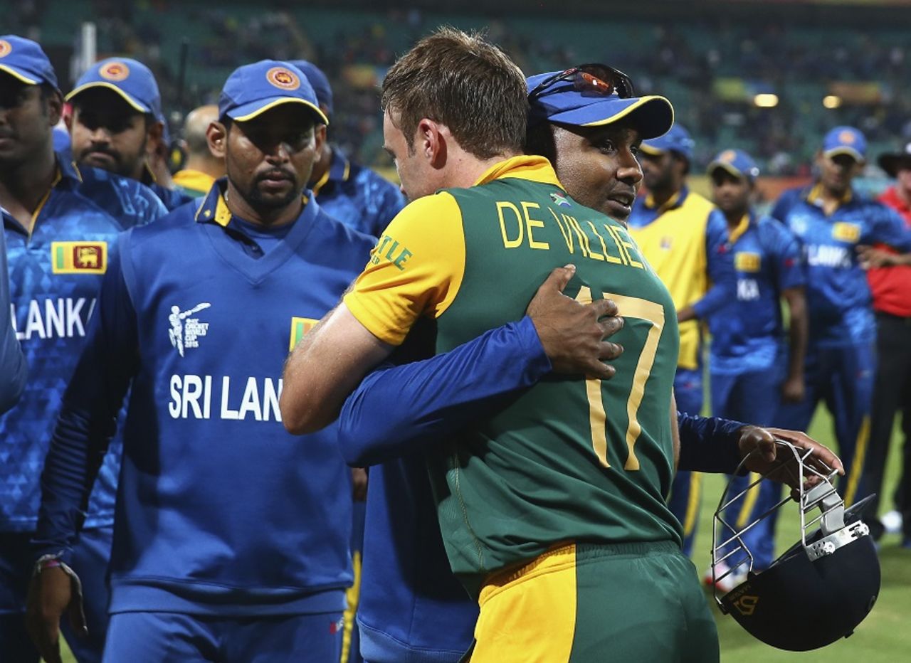Mahela Jayawardene gets a hug from AB de Villiers, South Africa v Sri Lanka, World Cup 2015, 1st quarter-final, Sydney, March 18, 2015


