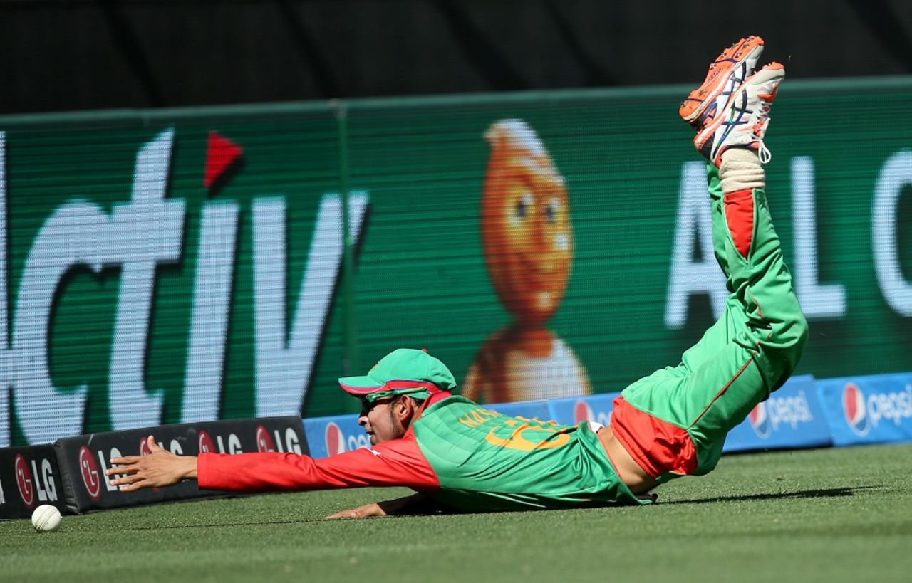 Never say dive: Nasir Hossain attempts to stop a boundary, Bangladesh v India, World Cup 2015, 2nd quarter-final, Melbourne, March 19, 2015