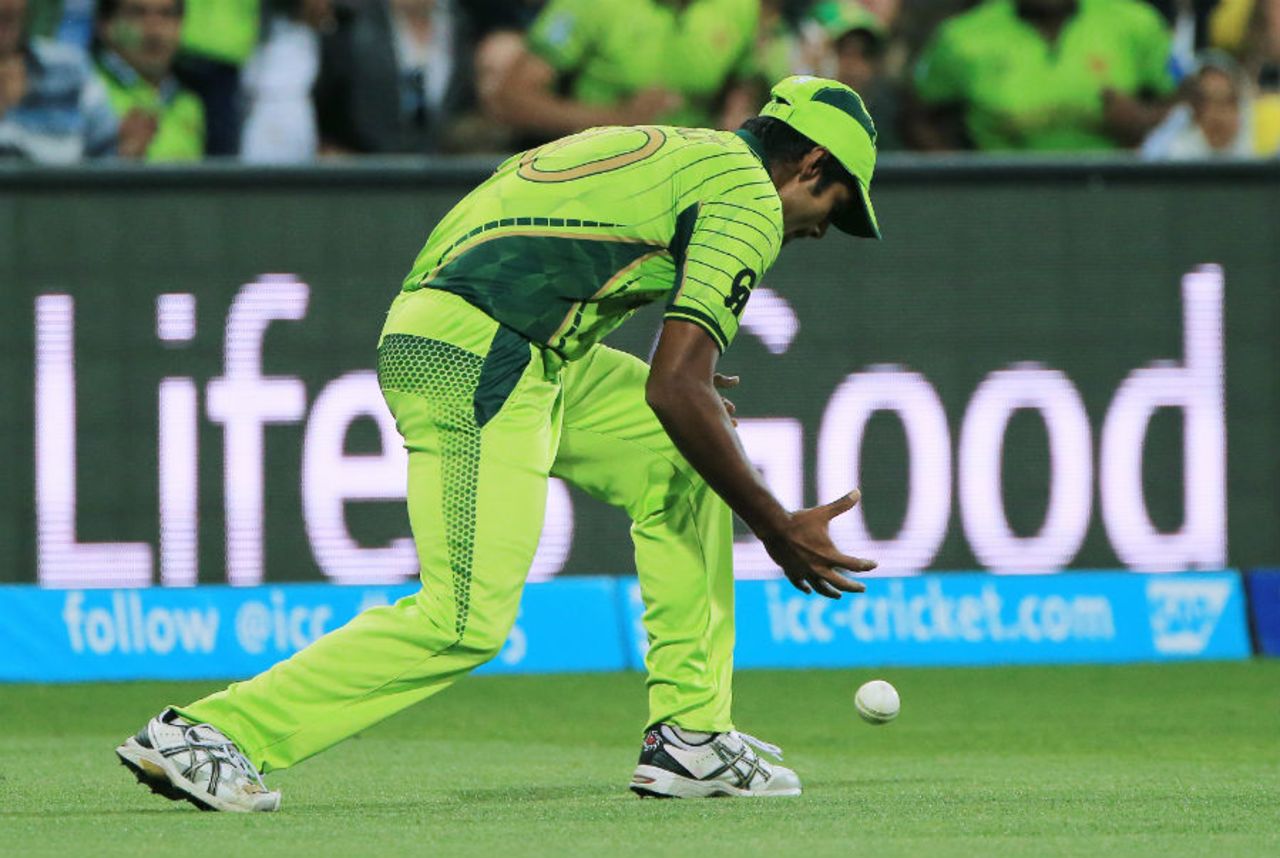 Rahat Ali drops a catch while fielding at fine leg, Australia v Pakistan, World Cup 2015, 3rd quarter-final, Adelaide, March 20, 2015