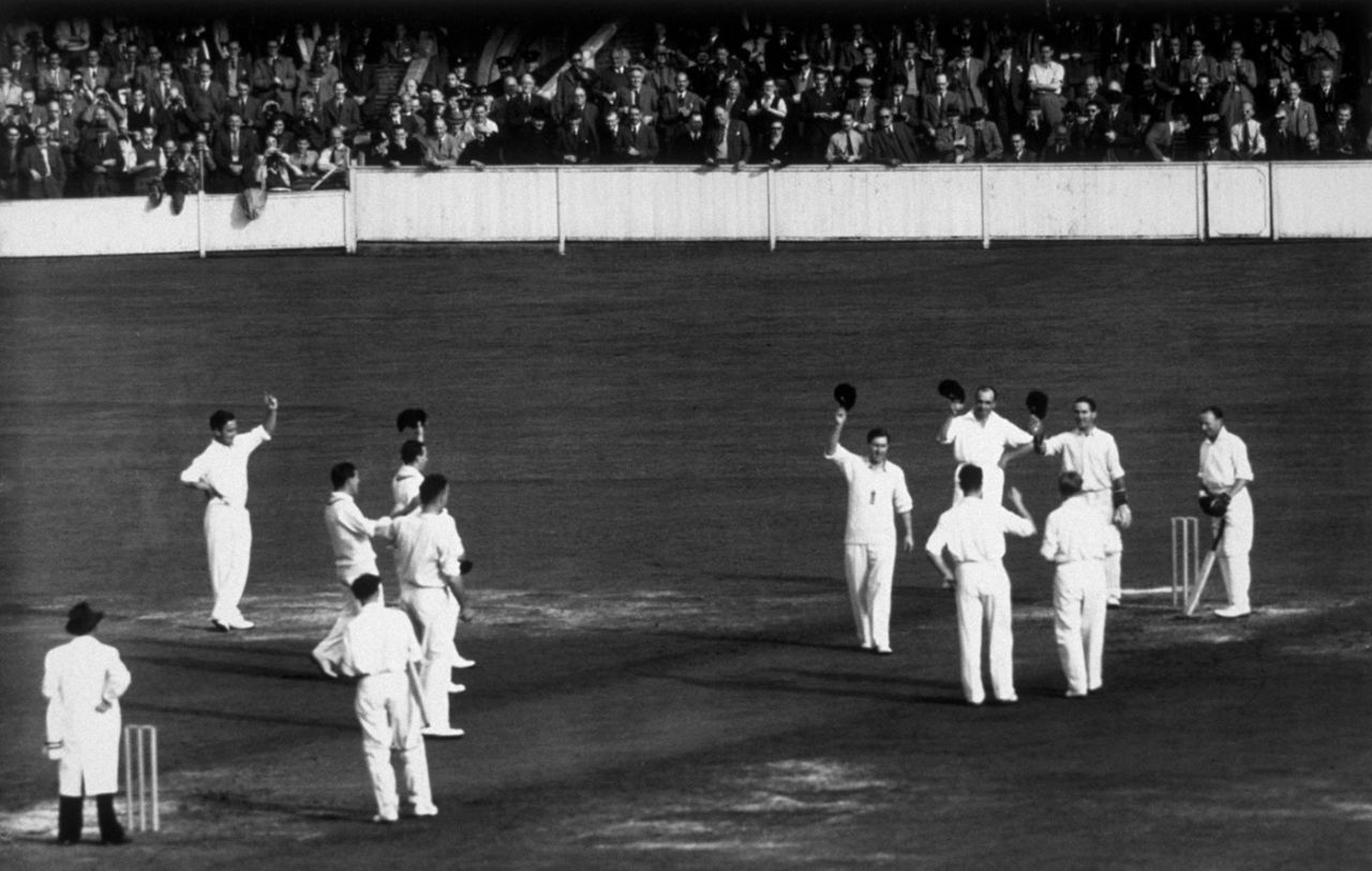 England players doff their hats to Don Bradman in his final Test innings, England v Australia, 5th Test, The Oval, 1st day, August 14, 1948