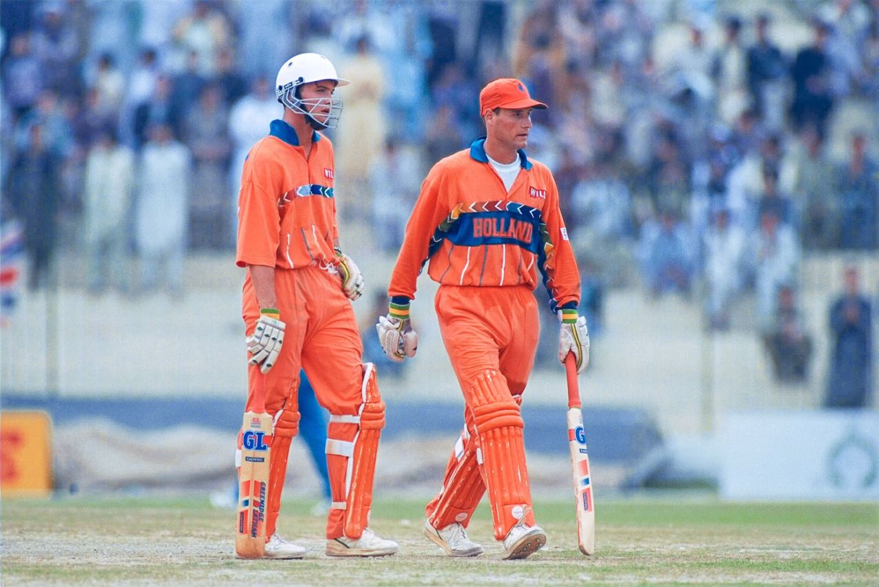 Bas Zuiderent and Klass-Jan van Noortwijk added 114 for the fifth wicket to lead Netherlands' fight, England v Netherlands, World Cup, Peshawar, February 22, 1996