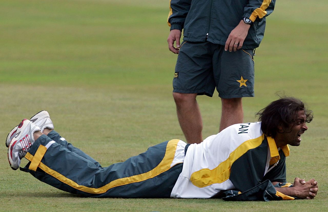 Shoaib Akhtar finds different ways of showing his aggression, The Oval, August 15, 2006