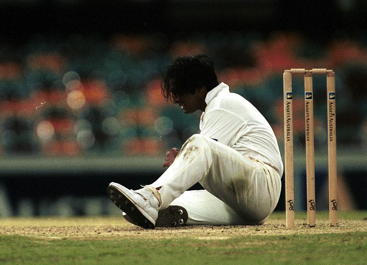 A frustrated Shoaib Akhtar is floored, Australia v Pakistan, 1st Test, Brisbane, 3rd day, November 7, 1999