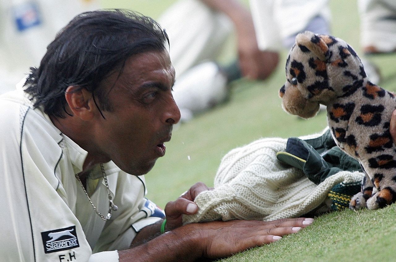 Shoaib Akhtar plays with a stuffed toy, India v Pakistan, 3rd Test, Bangalore, December 11, 2007