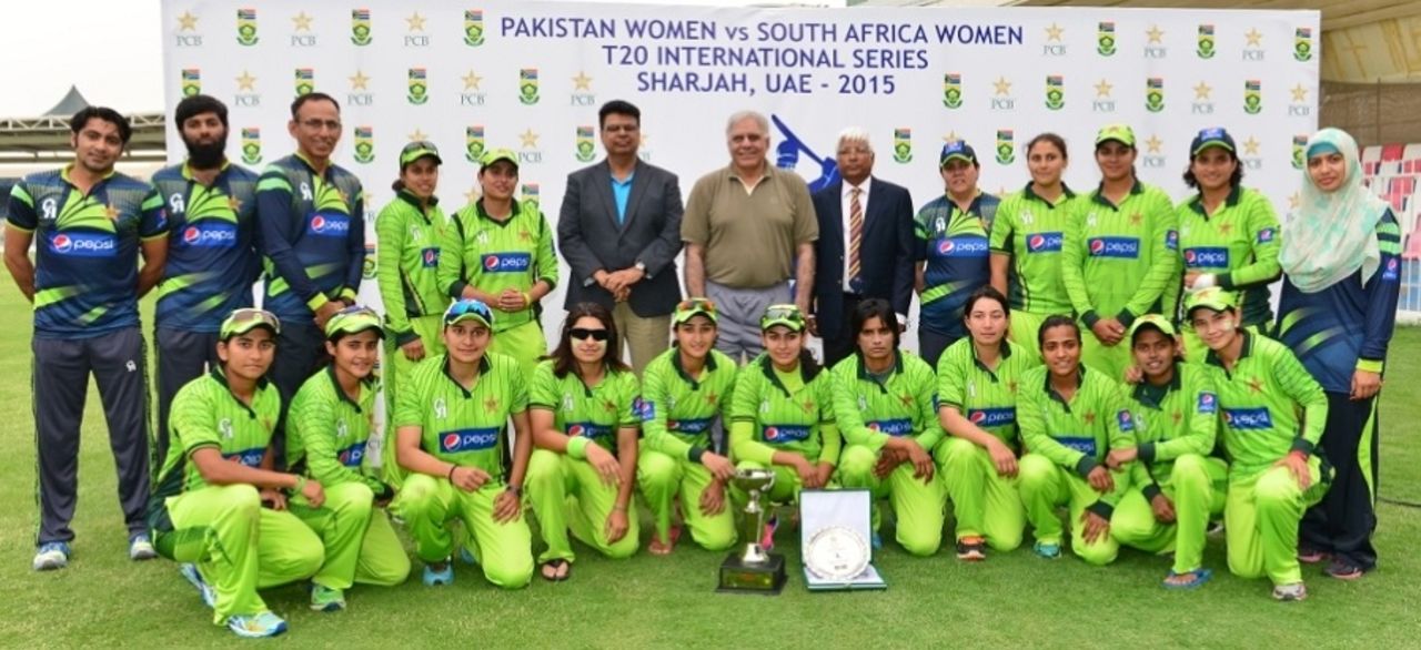 The victorious Pakistan women's team, Pakistan v South Africa, 3rd Women's T20, Sharjah, February 22, 2015