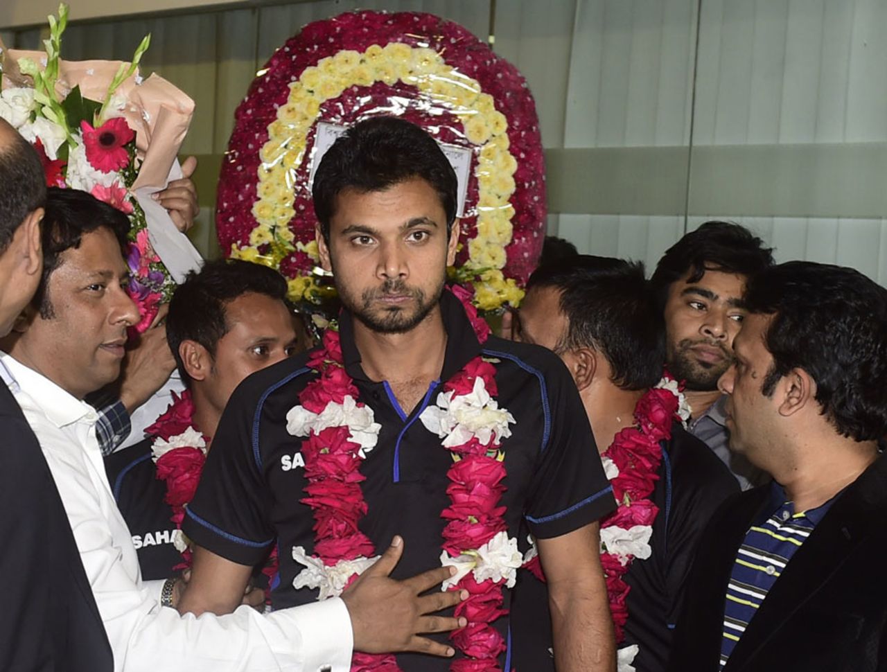 Mashrafe Mortaza recieves a garland as Bangladesh arrived home from the World Cup, Dhaka, March 22, 2015
