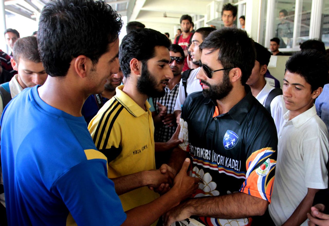 Fans greet Parvez Rasool, August 24, 2014