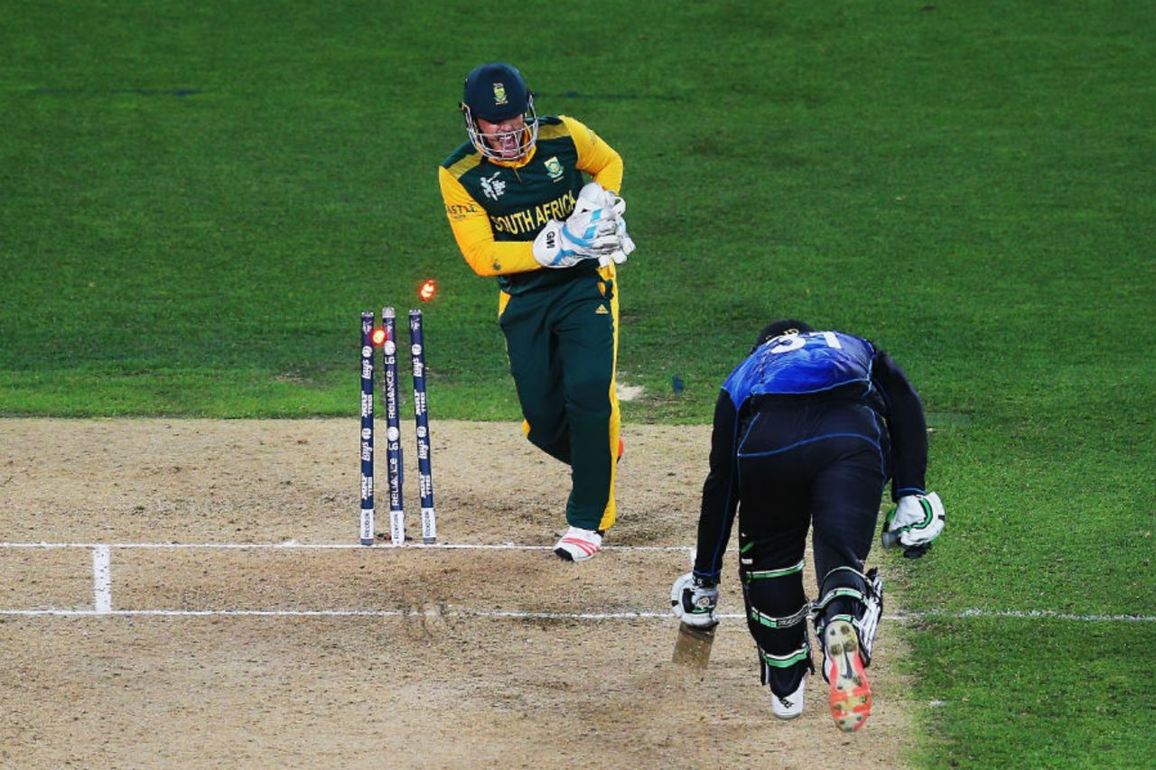 Red means go: Quinton de Kock catches Martin Guptill short of his ground, New Zealand v South Africa, World Cup 2015, 1st Semi-Final, Auckland, March 24, 2015