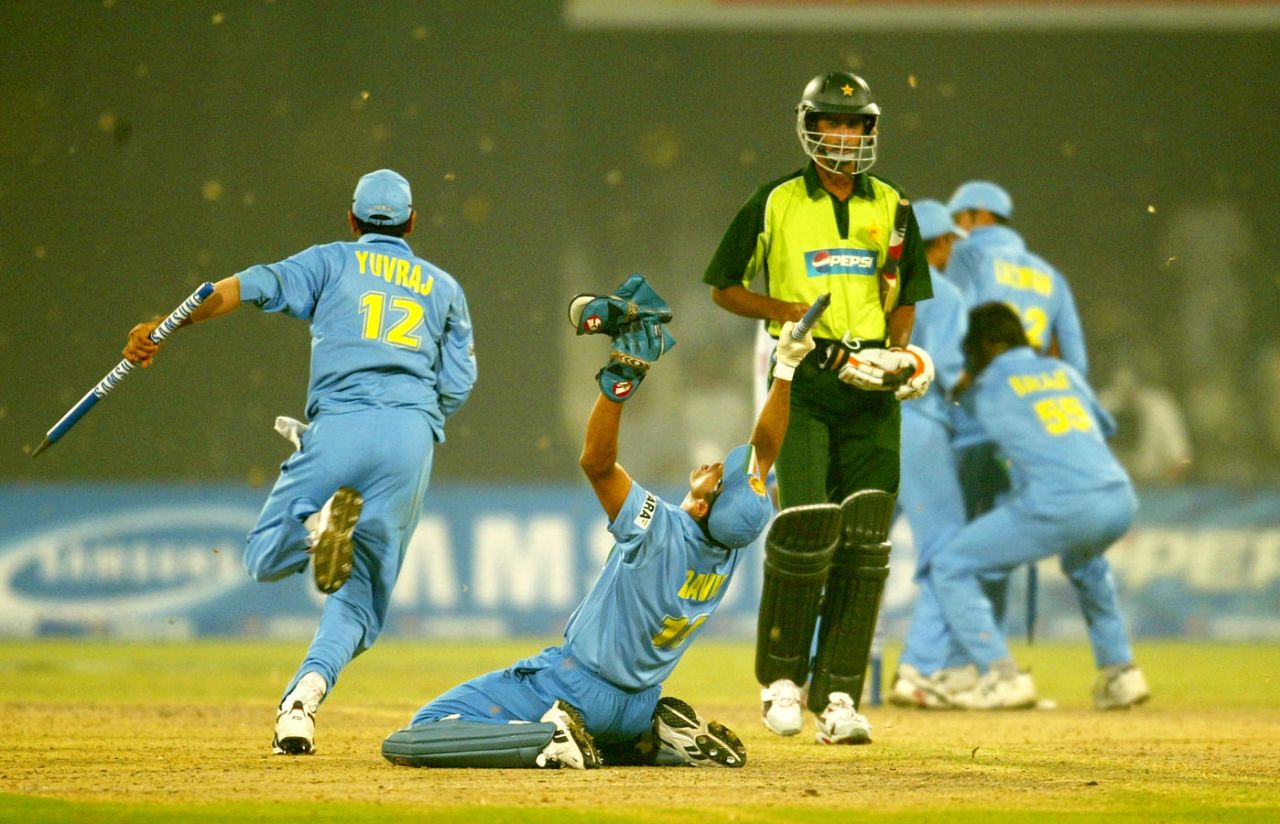 Rahul Dravid celebrates India's series win, Pakistan v India, 5th ODI, Lahore, March 24, 2004
