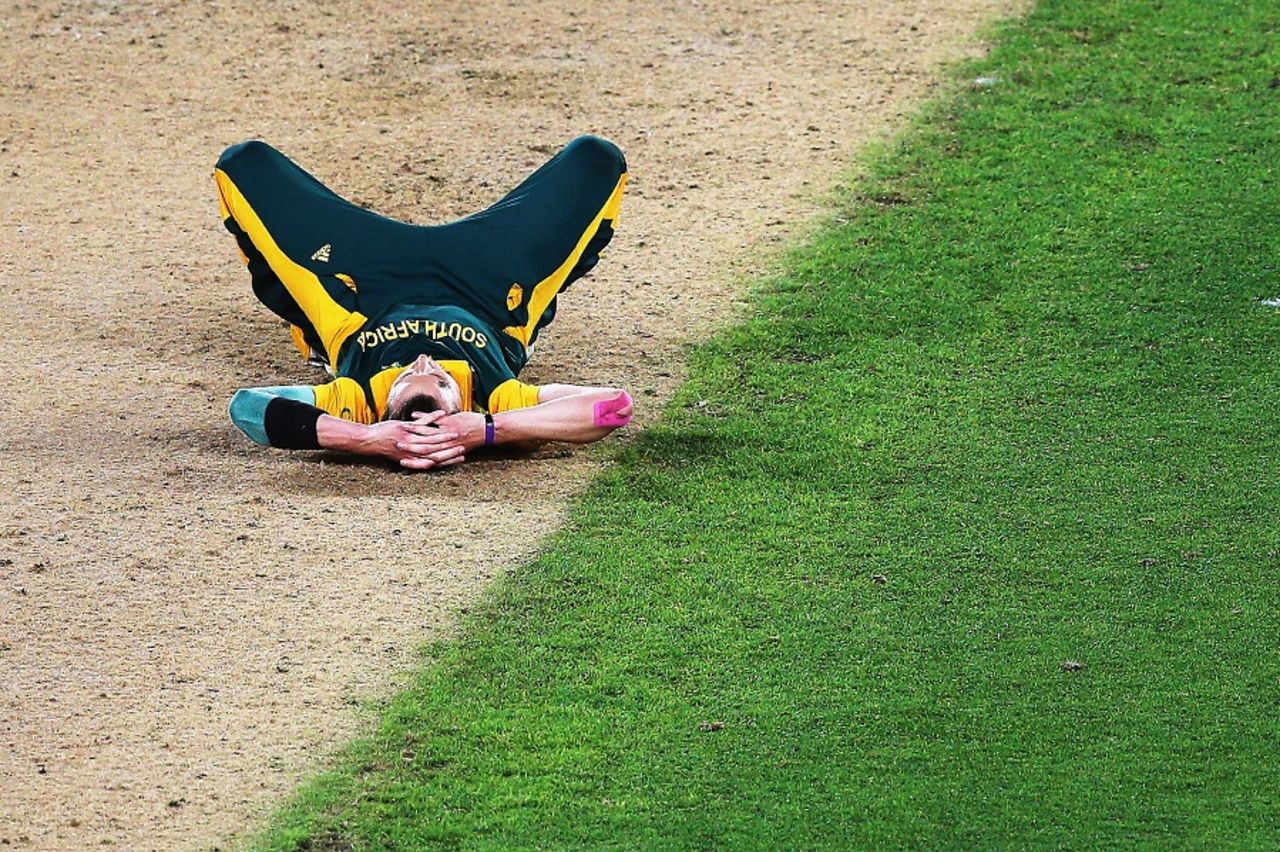Dale Steyn is distraught after he was smashed for the six that won the game, New Zealand v South Africa, World Cup 2015, 1st Semi-Final, Auckland, March 24, 2015