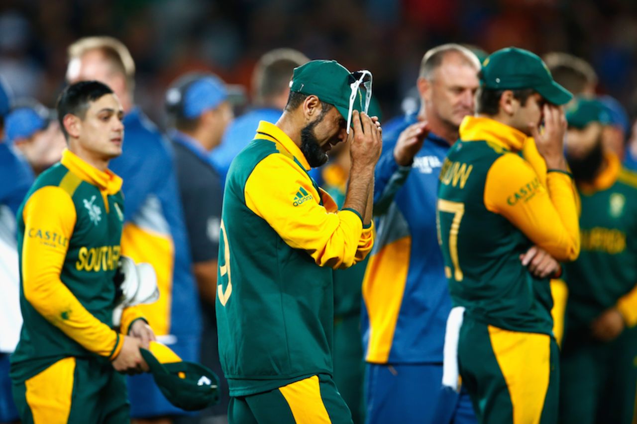The South African team walks back in low spirits, New Zealand v South Africa, World Cup 2015, 1st Semi-Final, Auckland, March 24, 2015