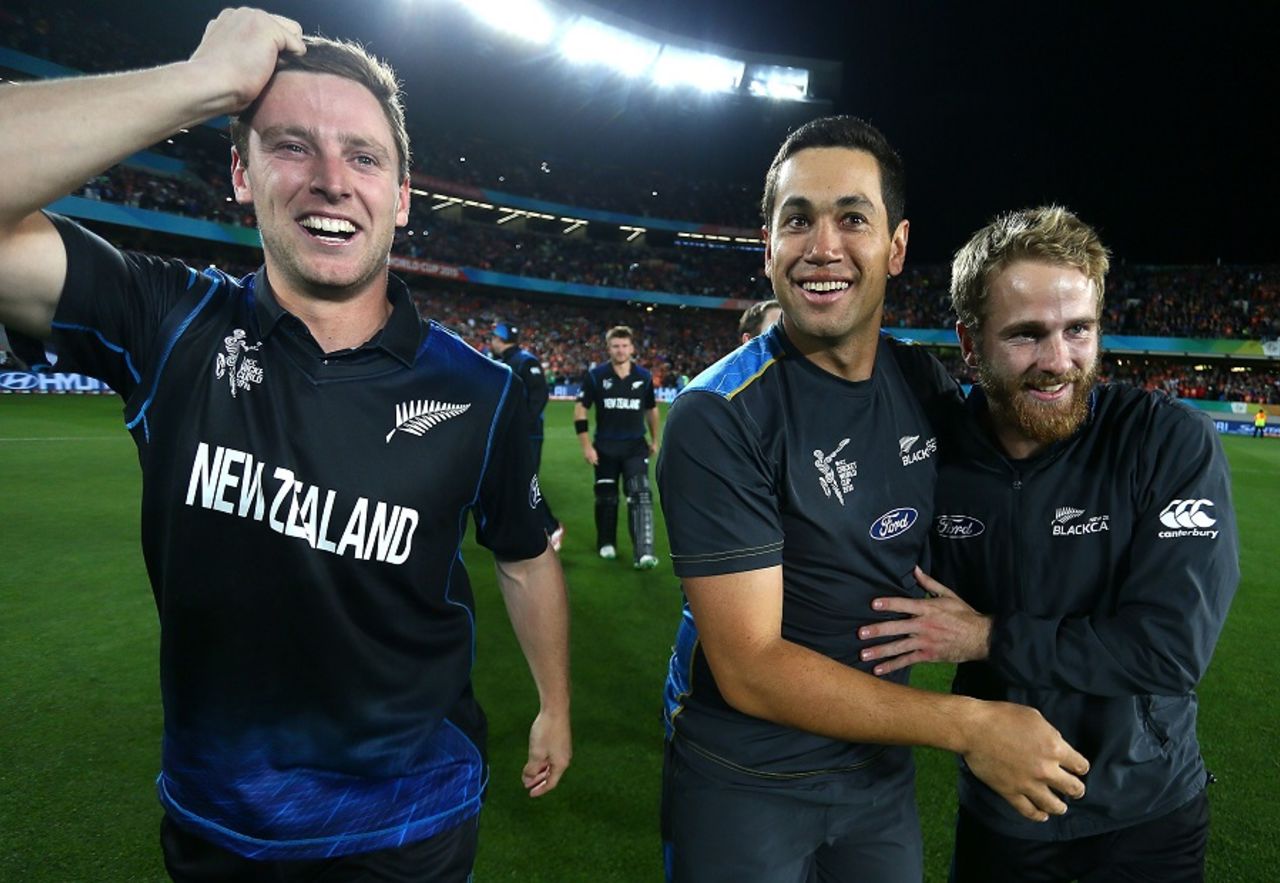 Matt Henry, Ross Taylor and Kane Williamson get together, New Zealand v South Africa, World Cup 2015, 1st semi-final, Auckland, March 24, 2015