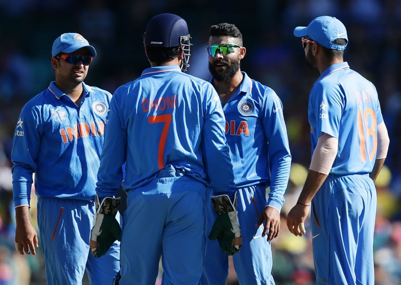 Ravindra Jadeja and MS Dhoni chat about taking a review, Australia v India, World Cup 2015, 2nd semi-final, Sydney, March 26, 2015