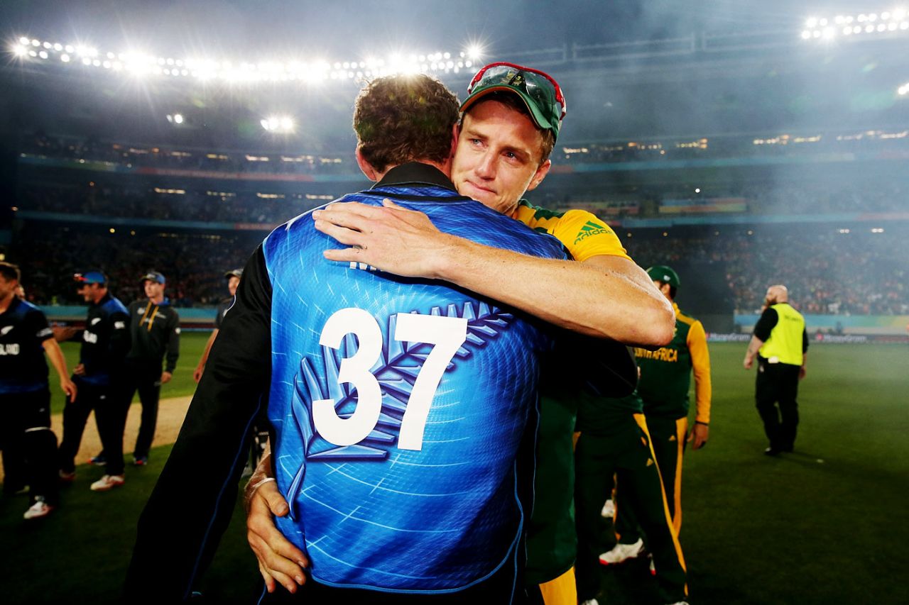 An emotional Morne Morkel hugs Kyle Mills, New Zealand v South Africa, World Cup 2015, 1st Semi-Final, Auckland, March 24, 2015