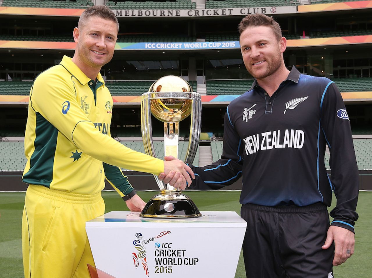 Michael Clarke and Brendon McCullum pose with the World Cup trophy, World Cup 2015, Melbourne, March 28, 2015