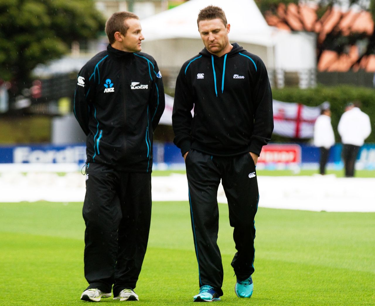 Mike Hesson and Brendon McCullum in conversation, New Zealand v England, 2nd Test, Wellington, 5th day, March 18, 2013