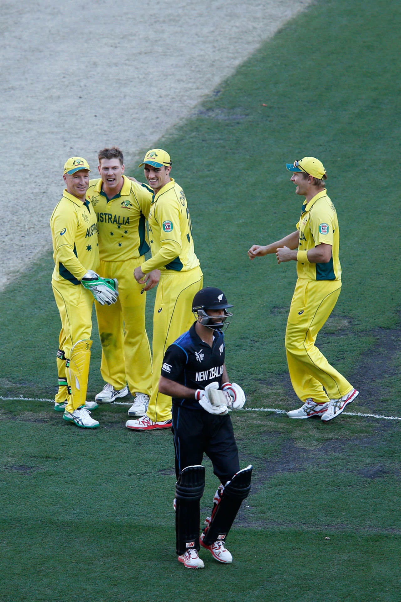 Australia give Grant Elliott a sendoff, Australia v New Zealand, World Cup 2015, final, Melbourne, March 29, 2015