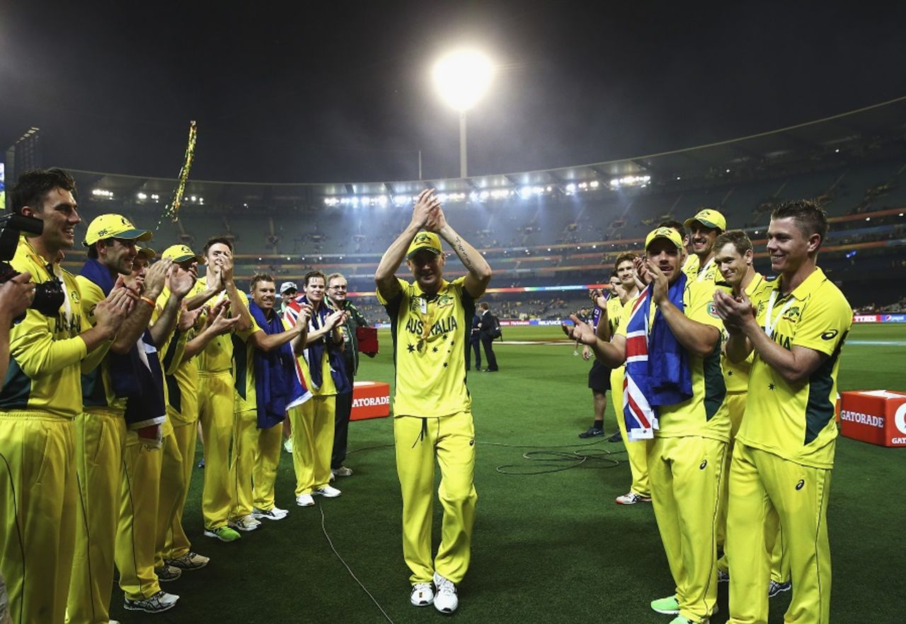 Australia's players give Michael Clarke a guard of honour, Australia v New Zealand, World Cup 2015, final, Melbourne, March 29, 2015 