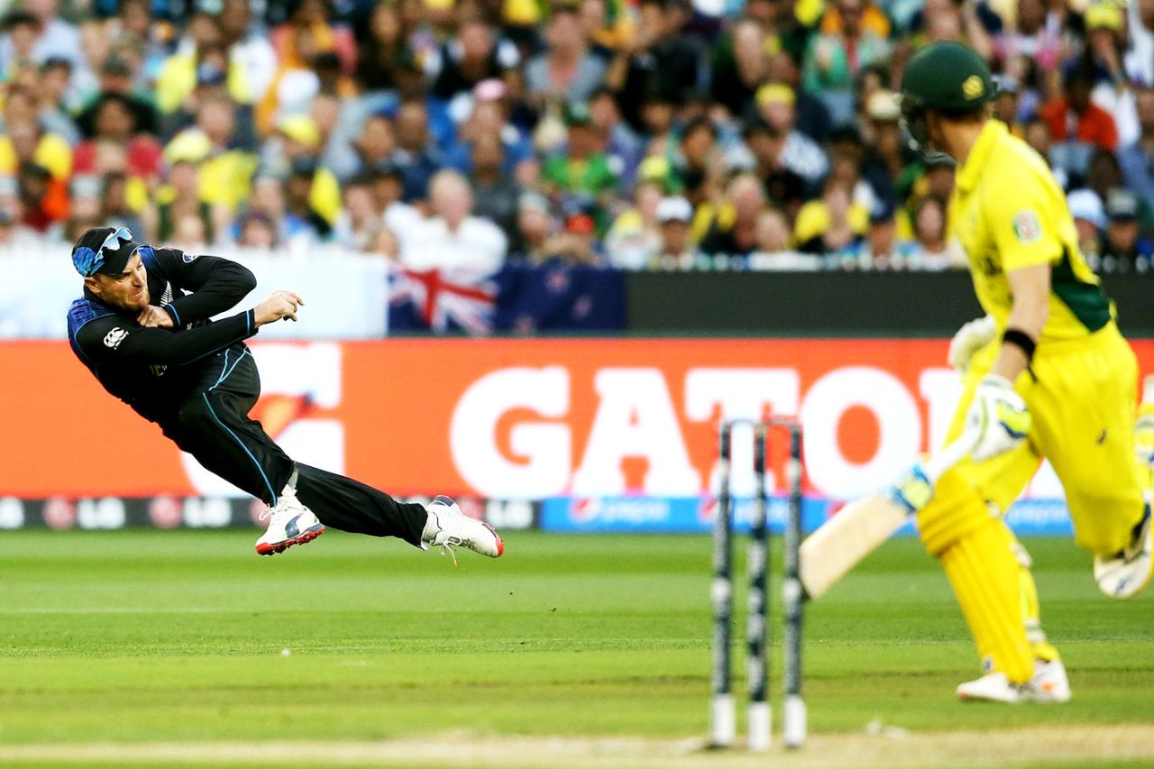 Brendon McCullum aims for the stumps, Australia v New Zealand, World Cup 2015, final, Melbourne, March 29, 2015
