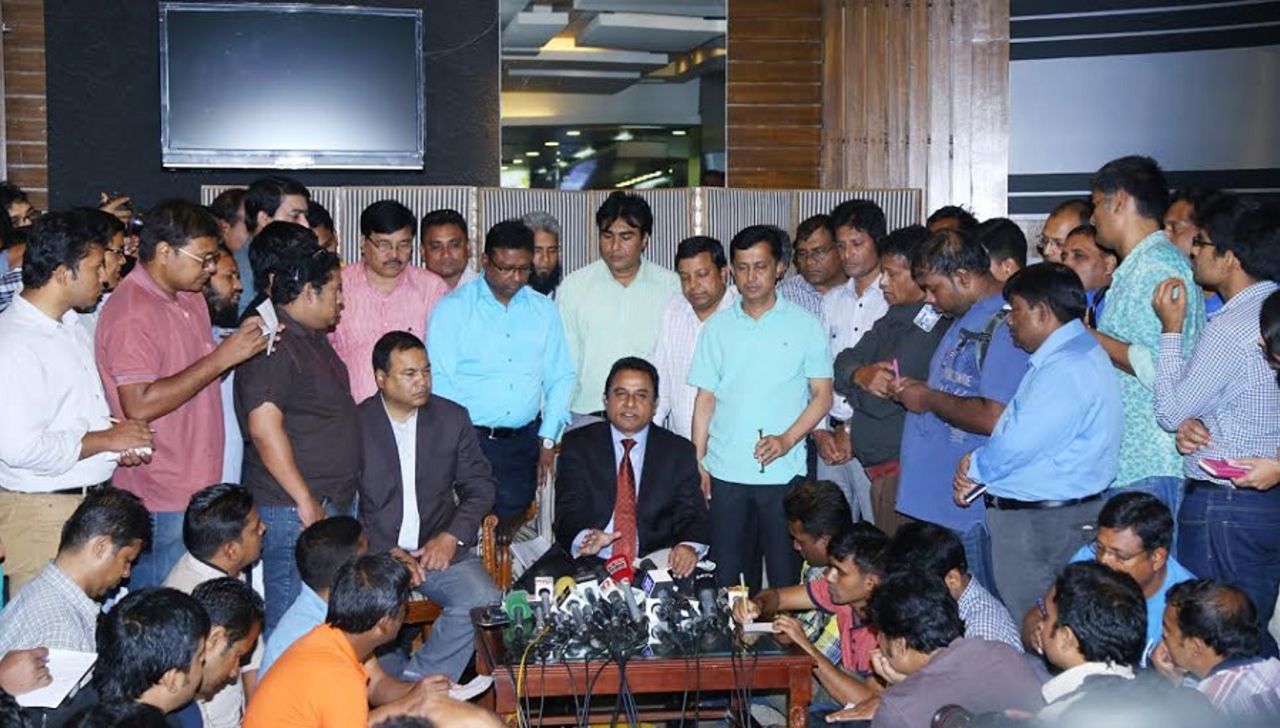 Mustafa Kamal addresses the media after resigning as ICC president, Dhaka, April 1, 2015
