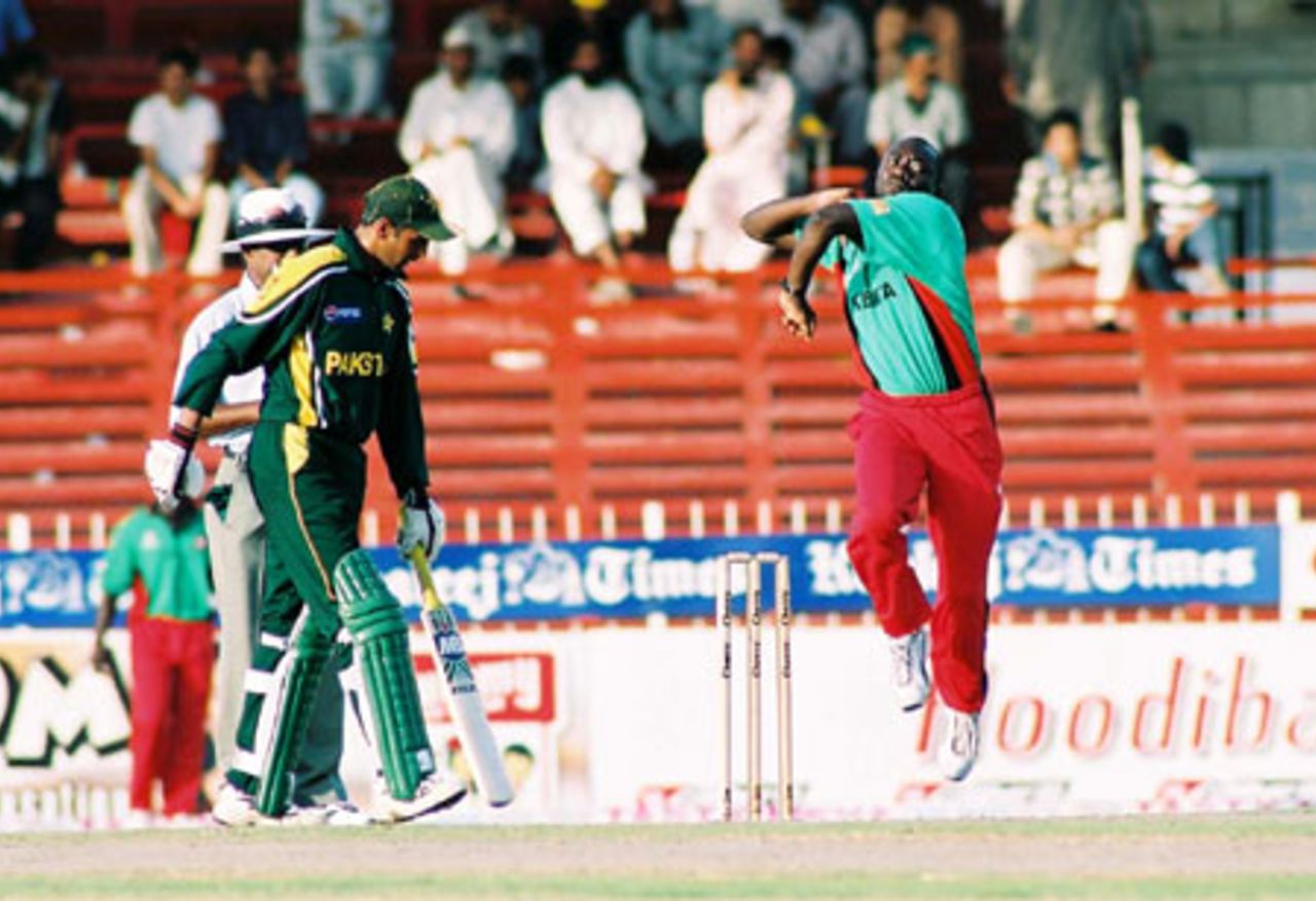 Tikolo in his bowling stride, 6th Match: Kenya v Pakistan, Cherry Blossom Sharjah Cup, 8 Apr 2003
