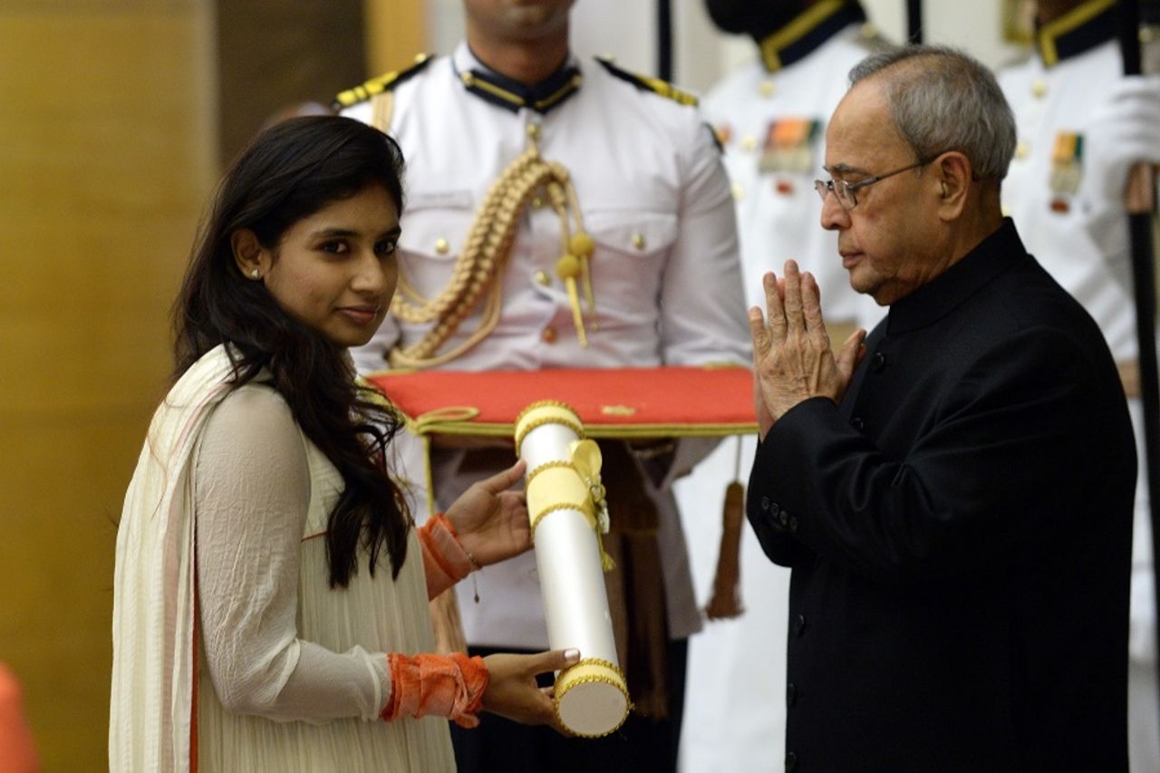 Mithali Raj receives the Padma Shri award from Indian President Pranab Mukherjee, Delhi, April 8, 2015