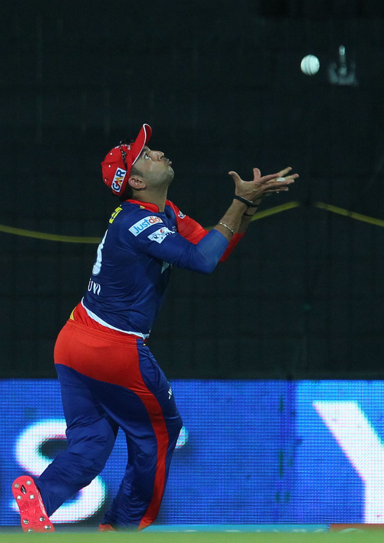 Yuvraj Singh takes a catch to dismiss Brendon McCullum, Chennai Super Kings v Delhi Daredevils, IPL 2015, Chennai, April 9, 2015