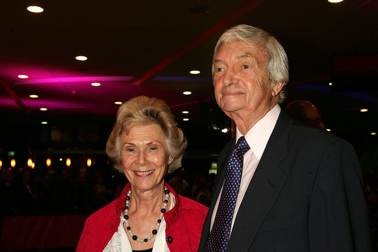 Richie Benaud with wife Daphne at a musical premiere, Sydney, October 7, 2006