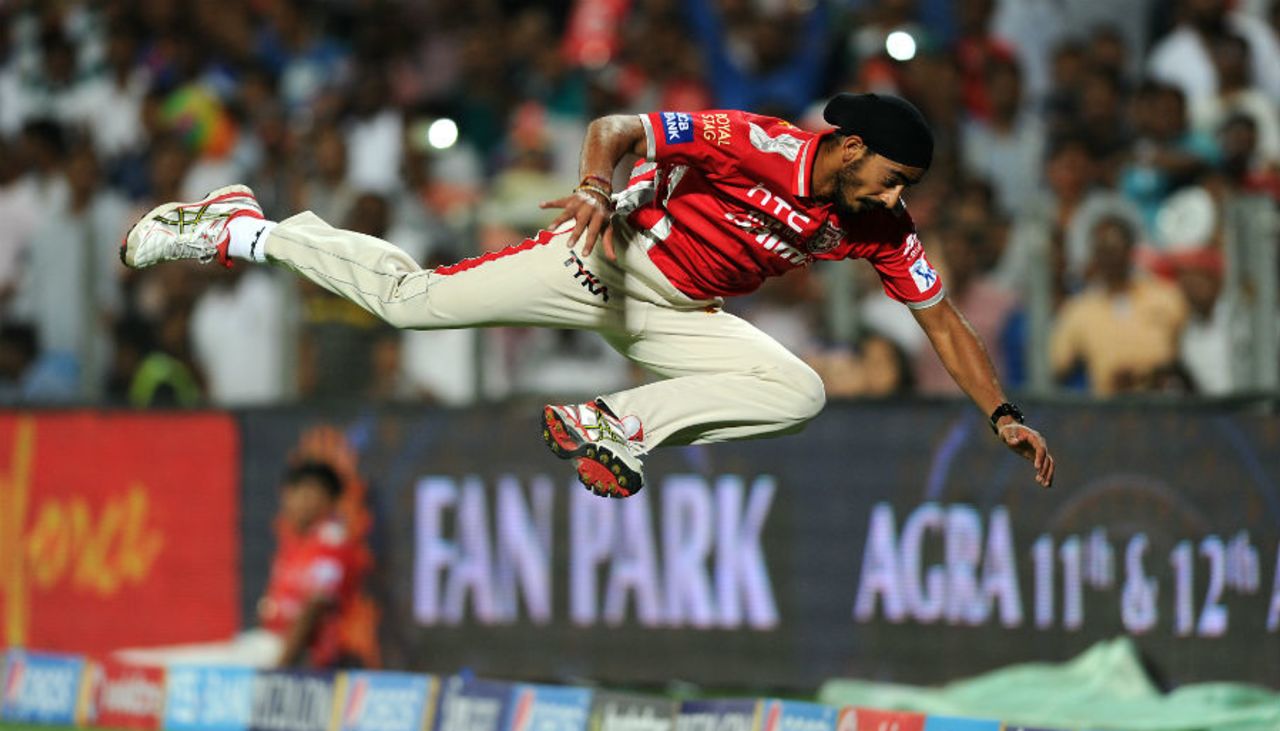 Anureet Singh attempts an acrobatic catch, Kings XI Punjab v Rajasthan Royals, IPL 2015, Pune, April 10, 2015
