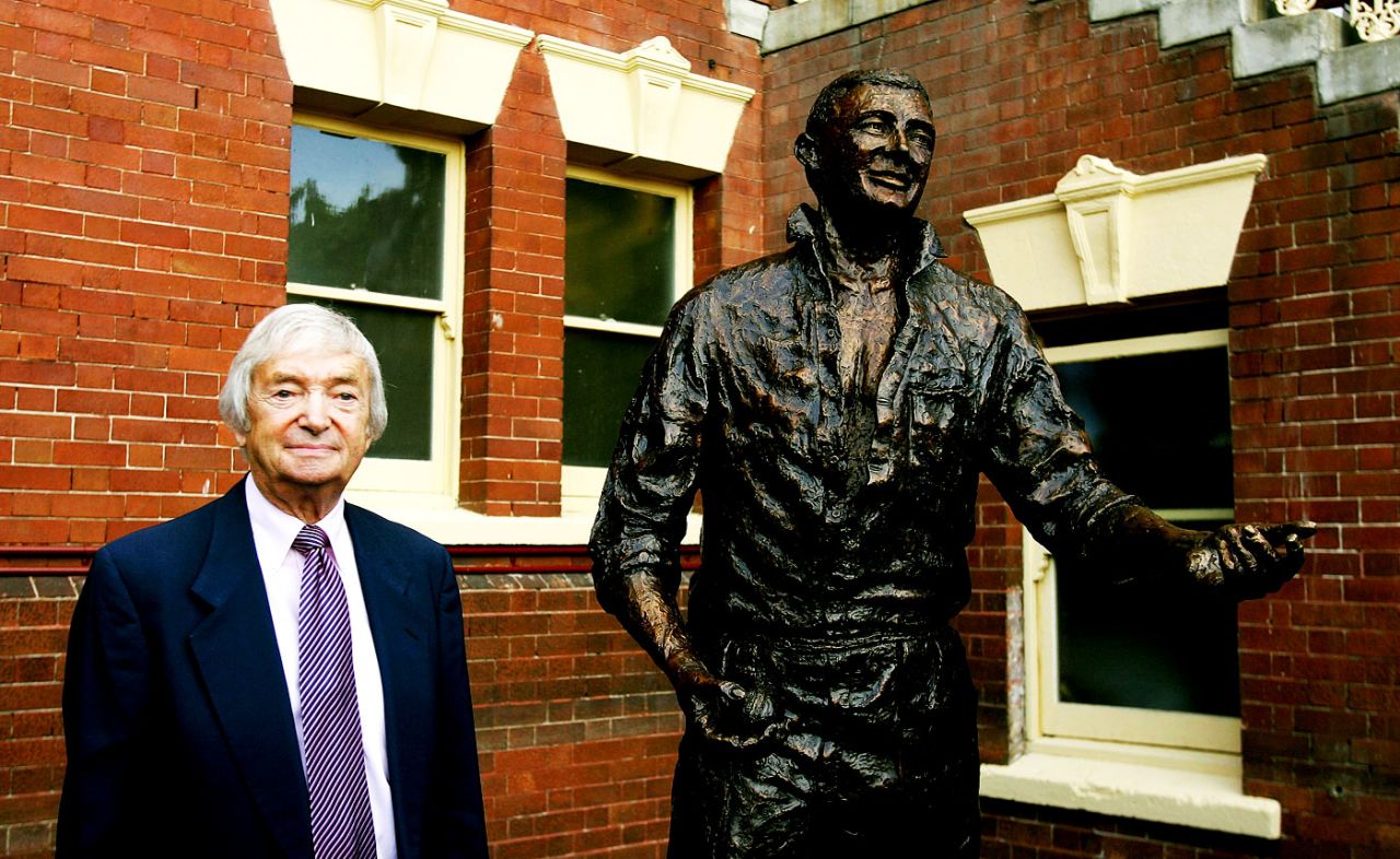 Richie Benaud stands next to a statue of himself at the SCG, Australia v India, 2nd Test, Sydney, 3rd day, January 4, 2008