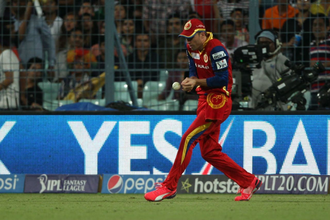 AB de Villiers drops a catch, Kolkata Knight Riders v Royal Challengers Bangalore, IPL 2015, Kolkata, April 11, 2015