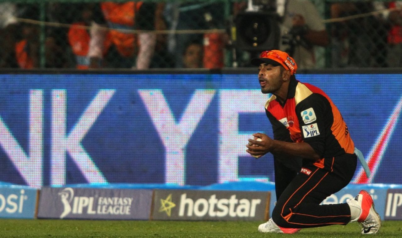 Ashish Reddy holds on to Chris Gayle's catch, Royal Challengers Bangalore v Sunrisers Hyderabad, IPL 2015, Bangalore, April 13, 2015