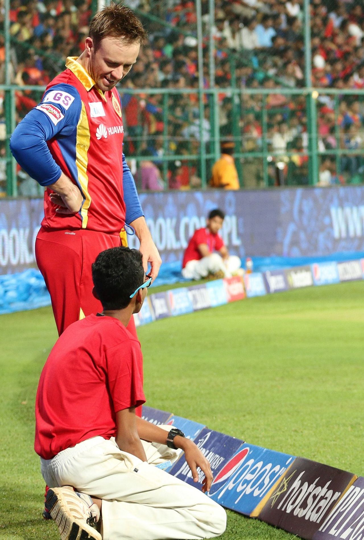 AB de Villiers chats with a ball boy, Royal Challengers Bangalore v Sunrisers Hyderabad, IPL 2015, Bangalore, April 13, 2015