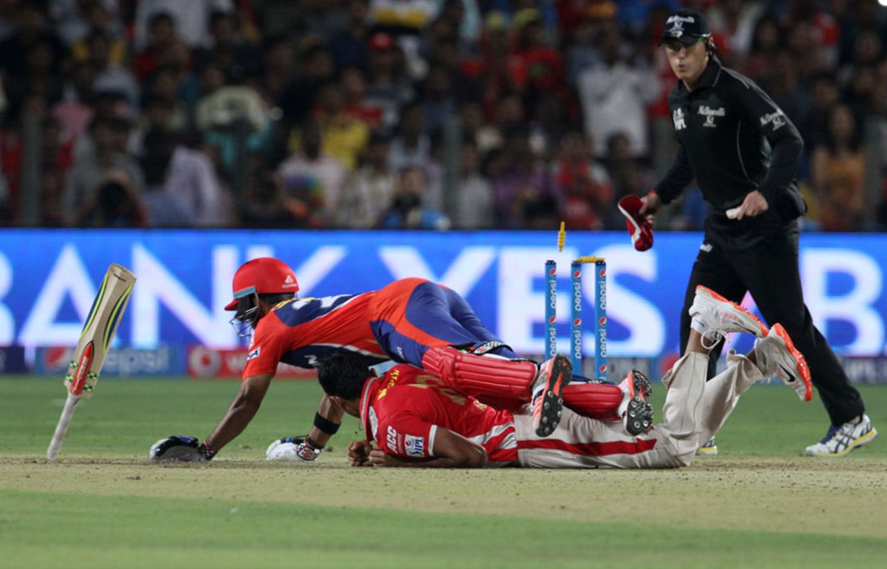 JP Duminy was run out in bizarre fashion after colliding with Axar Patel, Kings XI Punjab v Delhi Daredevils, IPL 2015, Pune, April 15, 2015