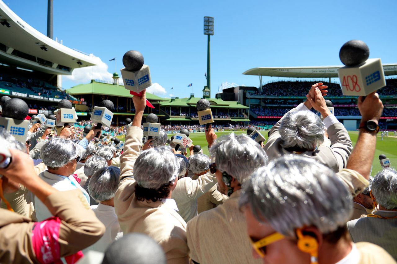 Fans of Richie Benaud enjoy the day out at the SCG, Australia v India, 4th Test, Sydney, 2nd day, January 7, 2015