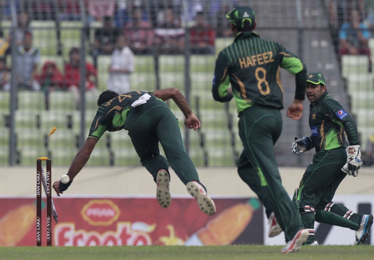 Wahab Riaz flies in to break the stumps, Bangladesh v Pakistan, 1st ODI, Mirpur, April 17, 2015
