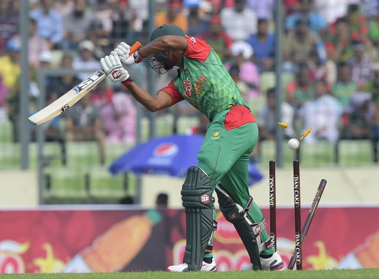 Mahmudullah is bowled, Bangladesh v Pakistan, 1st ODI, Mirpur, April 17, 2015