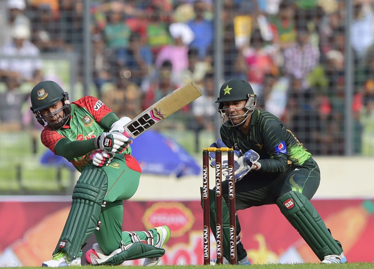 Mushfiqur Rahim goes on the attack, Bangladesh v Pakistan, 1st ODI, Mirpur, April 17, 2015