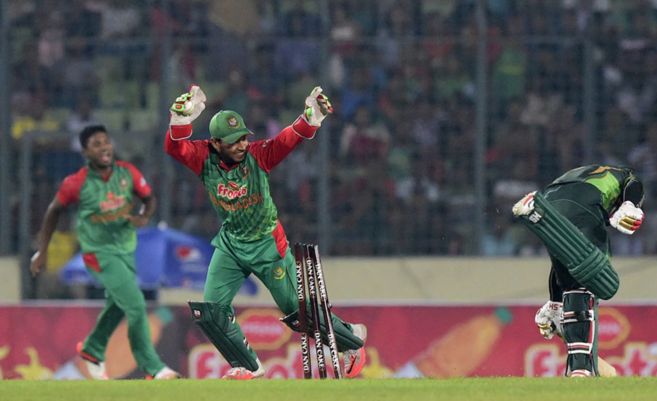 Mohammad Hafeez is run out, Bangladesh v Pakistan, 1st ODI, Mirpur, April 17, 2015