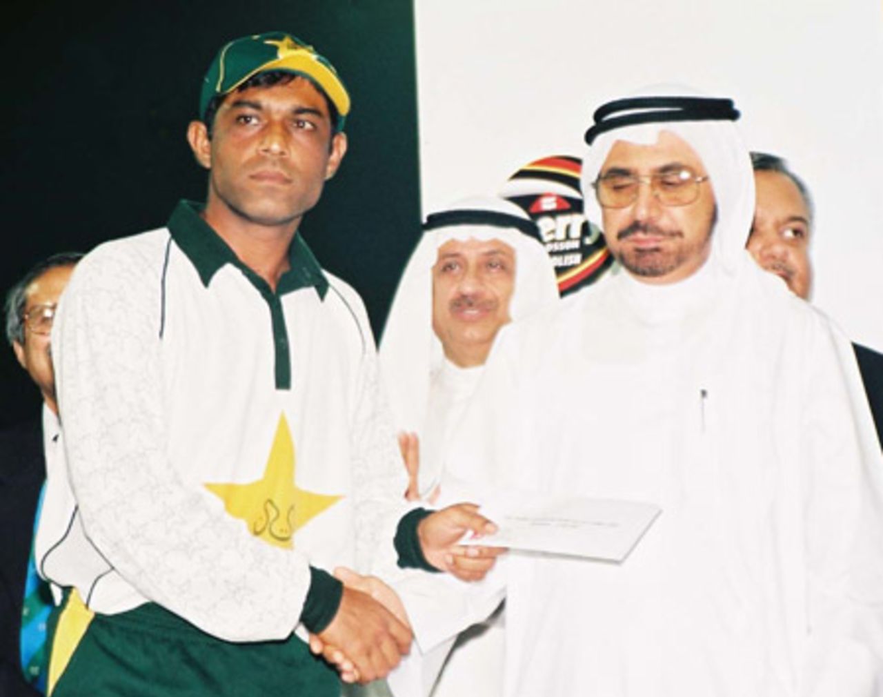 Rashid Latif receives the winning team cheque, Final: Pakistan v Zimbabwe, Cherry Blossom Sharjah Cup, 10 Apr 2003