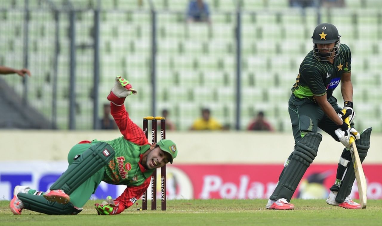 Mushfiqur Rahim caught Azhar Ali off an attempted reverse sweep, Bangladesh v Pakistan, 2nd ODI, Mirpur, April 19, 2015