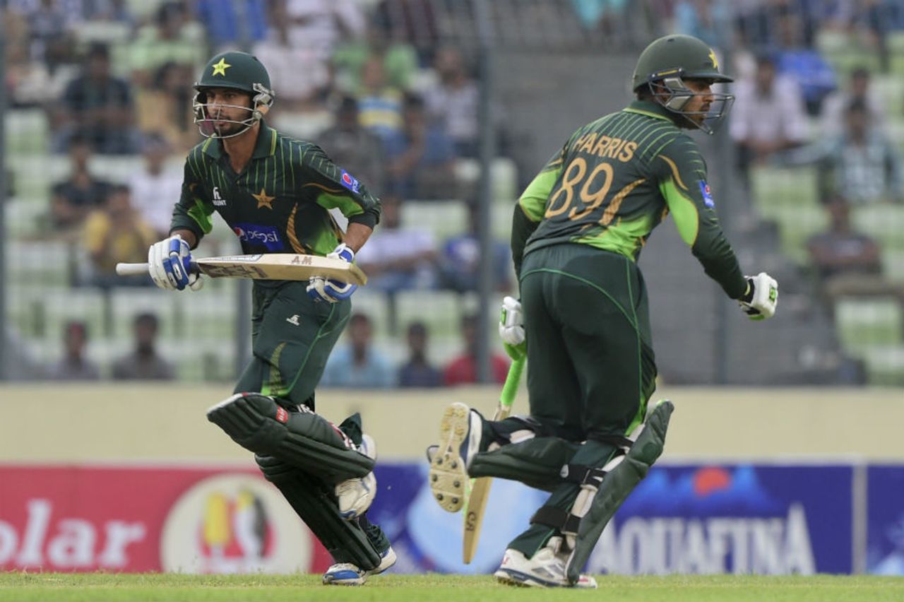 Saad Nasim and Haris Sohail run a single, Bangladesh v Pakistan, 2nd ODI, Mirpur, April 19, 2015